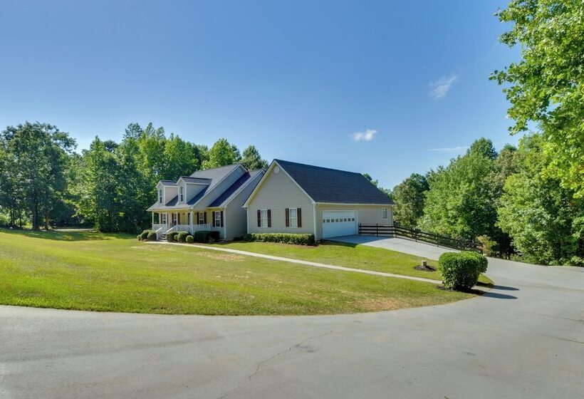 Cleveland Retreat W/ Deck: 2 Mi To Winery!