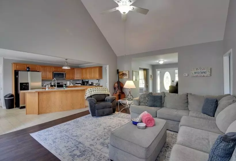 Cleveland Retreat W/ Deck: 2 Mi To Winery!