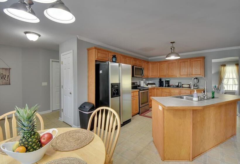 Cleveland Retreat W/ Deck: 2 Mi To Winery!