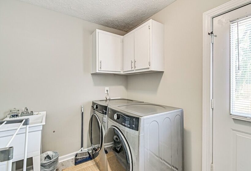 Private Hot Tub & Cold Plunge: Fayetteville Gem!