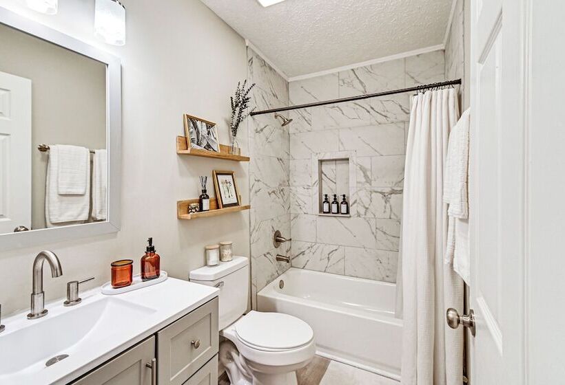 Private Hot Tub & Cold Plunge: Fayetteville Gem!