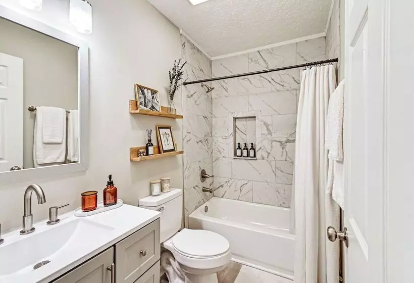 Private Hot Tub & Cold Plunge: Fayetteville Gem!