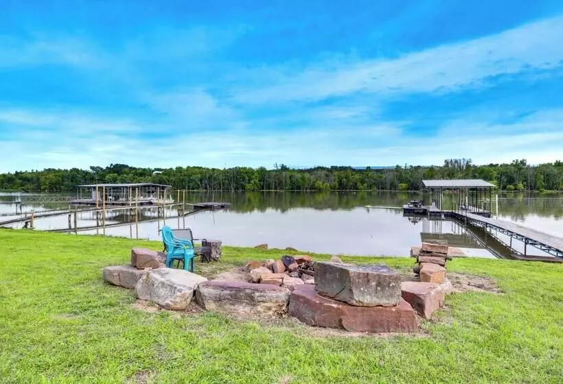 Lake Of The Ozarks Cabin W/ Private Dock + Kayaks