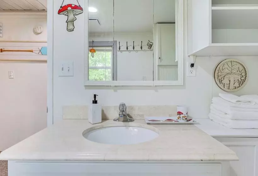 Lake Of The Ozarks Cabin W/ Private Dock + Kayaks