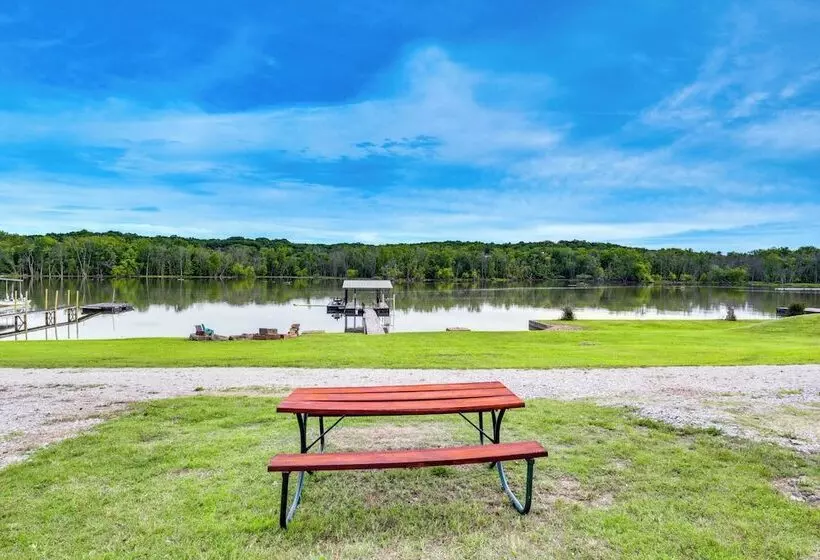 Lake Of The Ozarks Cabin W/ Private Dock + Kayaks