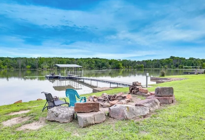 Lake Of The Ozarks Cabin W/ Private Dock + Kayaks