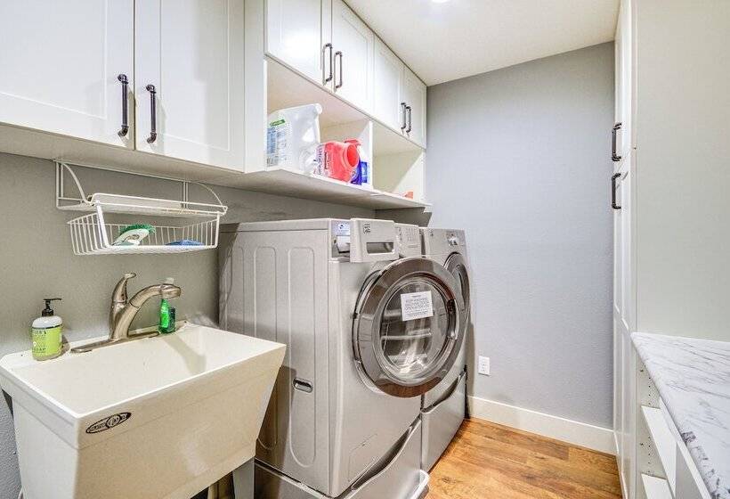 Lovely Roberts Home W/ Patio & Mountain Views!