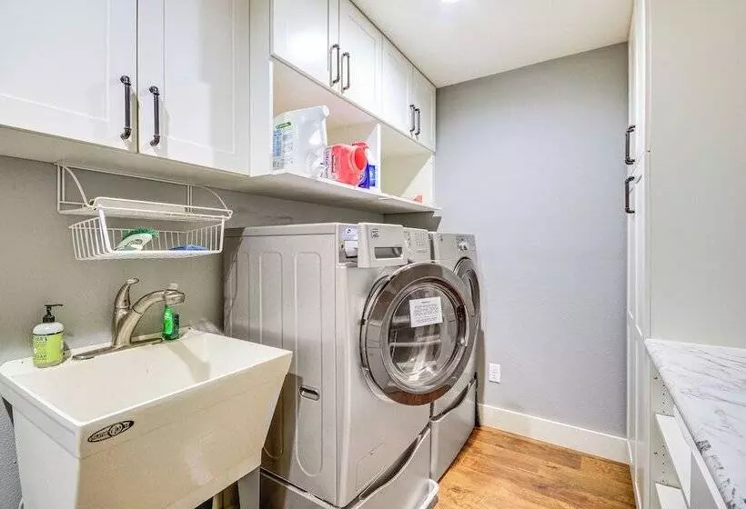 Lovely Roberts Home W/ Patio & Mountain Views!