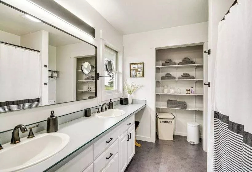 Lovely Roberts Home W/ Patio & Mountain Views!