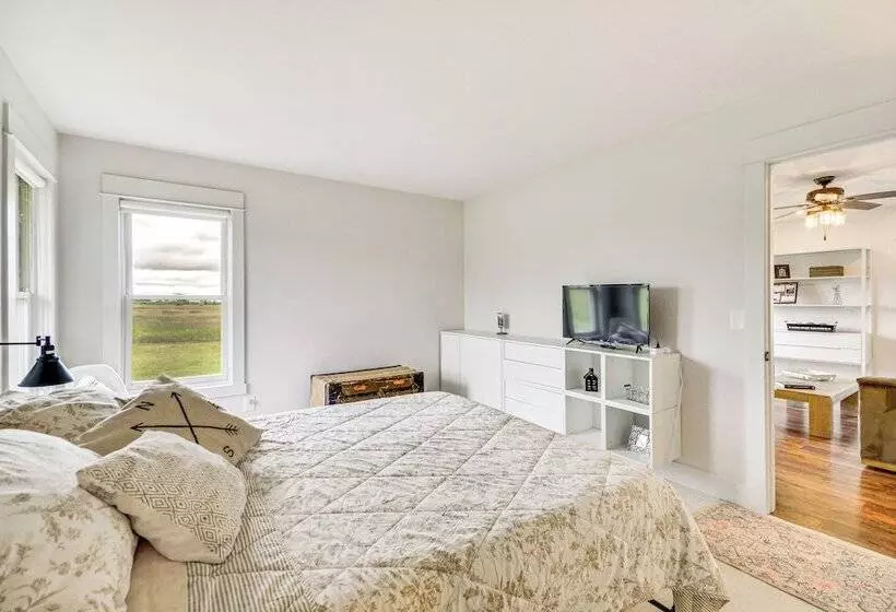 Lovely Roberts Home W/ Patio & Mountain Views!