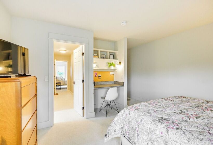 Lovely Roberts Home W/ Patio & Mountain Views!