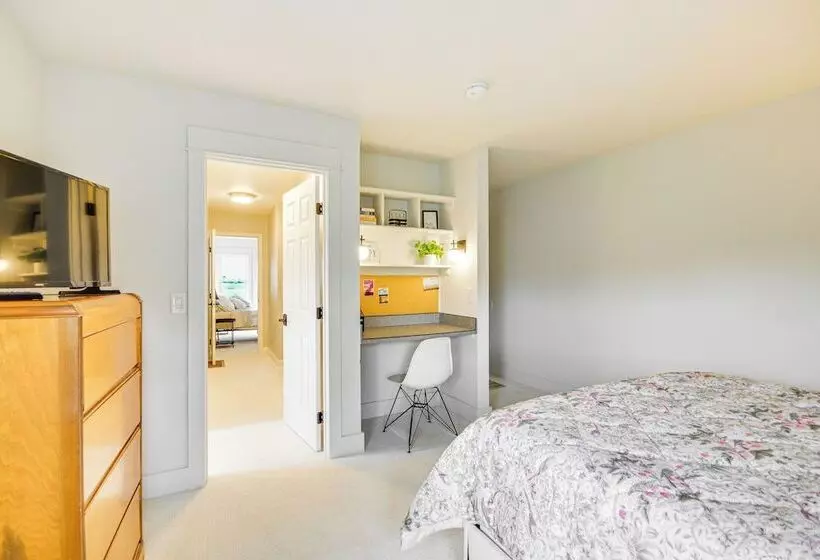 Lovely Roberts Home W/ Patio & Mountain Views!