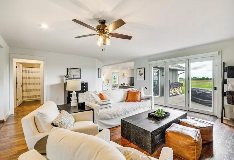 Lovely Roberts Home W/ Patio & Mountain Views!