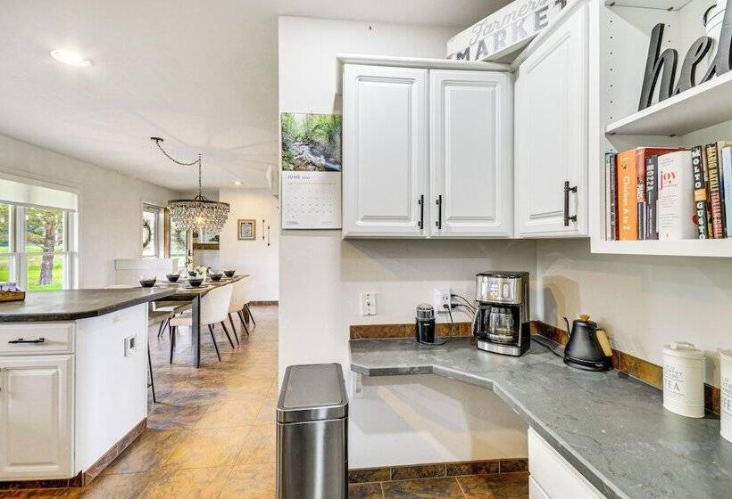 Lovely Roberts Home W/ Patio & Mountain Views!