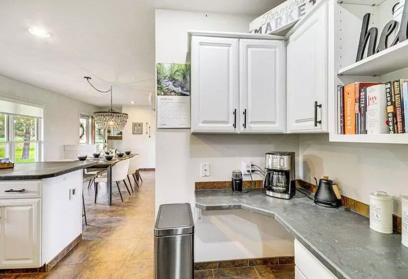 Lovely Roberts Home W/ Patio & Mountain Views!