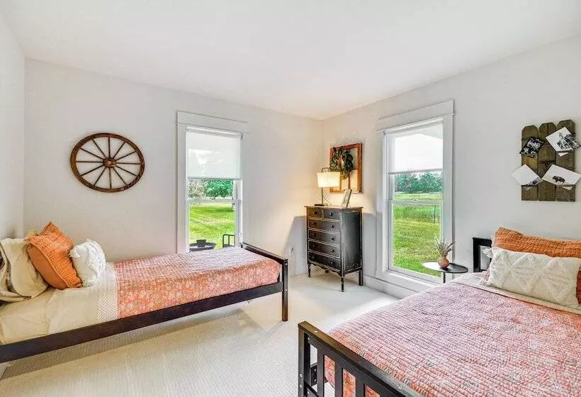 Lovely Roberts Home W/ Patio & Mountain Views!