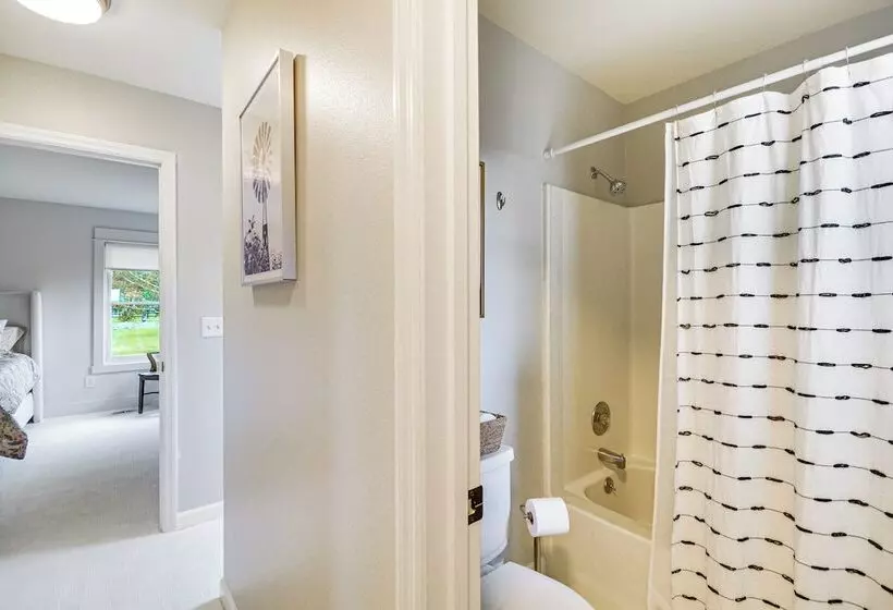 Lovely Roberts Home W/ Patio & Mountain Views!