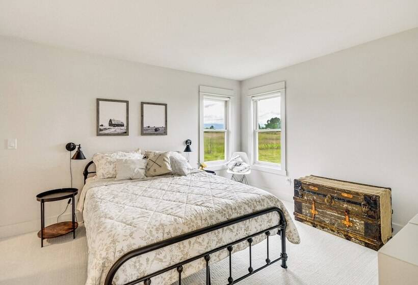 Lovely Roberts Home W/ Patio & Mountain Views!