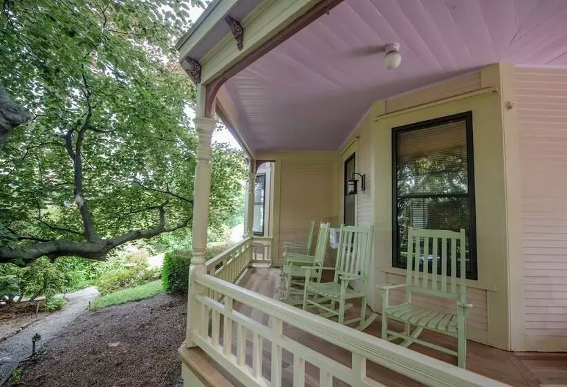 Majatalo 254 South Union Street Guest House