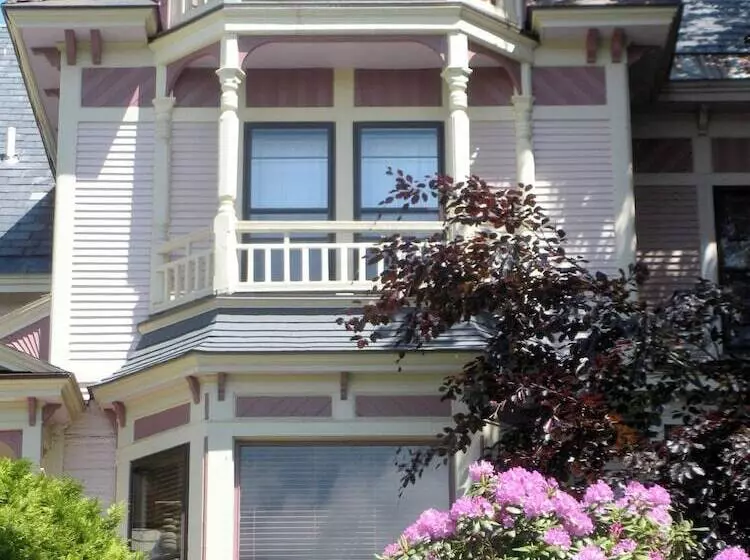 Majatalo 254 South Union Street Guest House