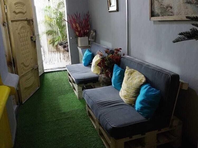 پانسیون Miss. Emily Place