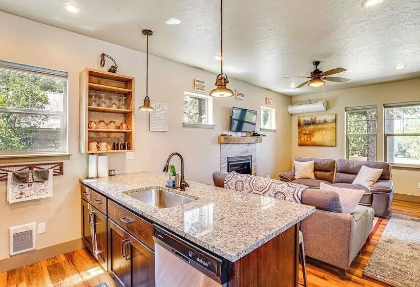 Charming Donnelly Home   1 Mi To Lake Cascade!