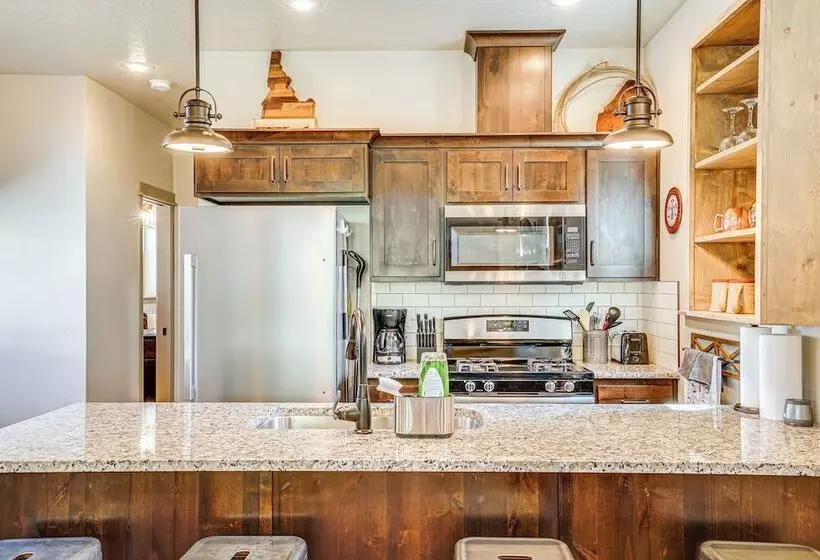 Charming Donnelly Home   1 Mi To Lake Cascade!