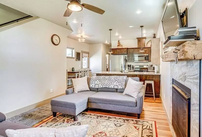 Charming Donnelly Home   1 Mi To Lake Cascade!