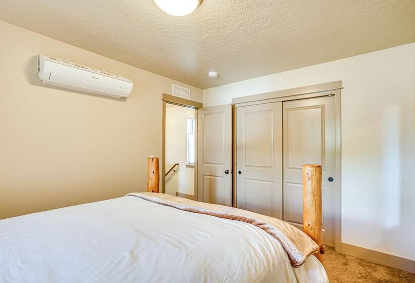 Charming Donnelly Home   1 Mi To Lake Cascade!