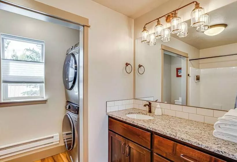 Charming Donnelly Home   1 Mi To Lake Cascade!