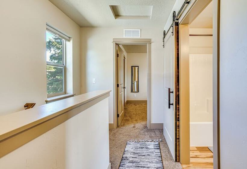 Charming Donnelly Home   1 Mi To Lake Cascade!