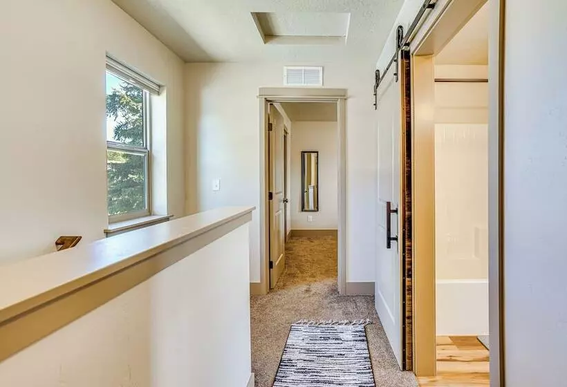 Charming Donnelly Home   1 Mi To Lake Cascade!