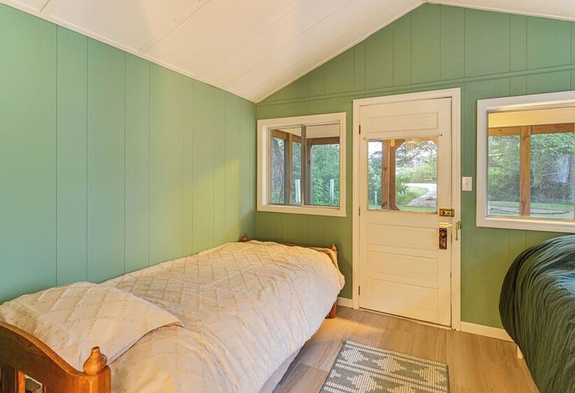 Secluded East Tawas Cabin W/ Private Beach Access!