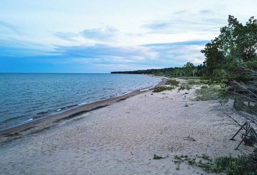 Secluded East Tawas Cabin W/ Private Beach Access!