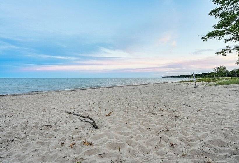 Secluded East Tawas Cabin W/ Private Beach Access!