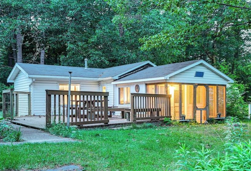 Secluded East Tawas Cabin W/ Private Beach Access!