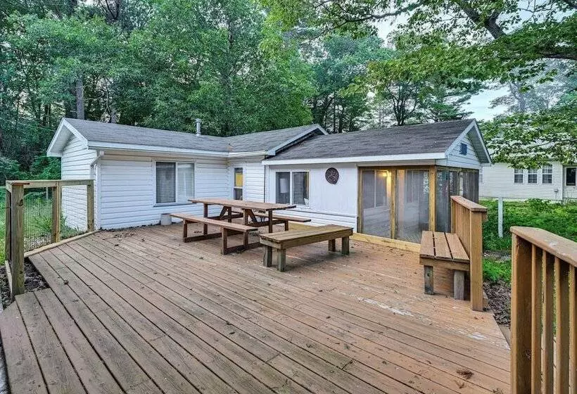 Secluded East Tawas Cabin W/ Private Beach Access!