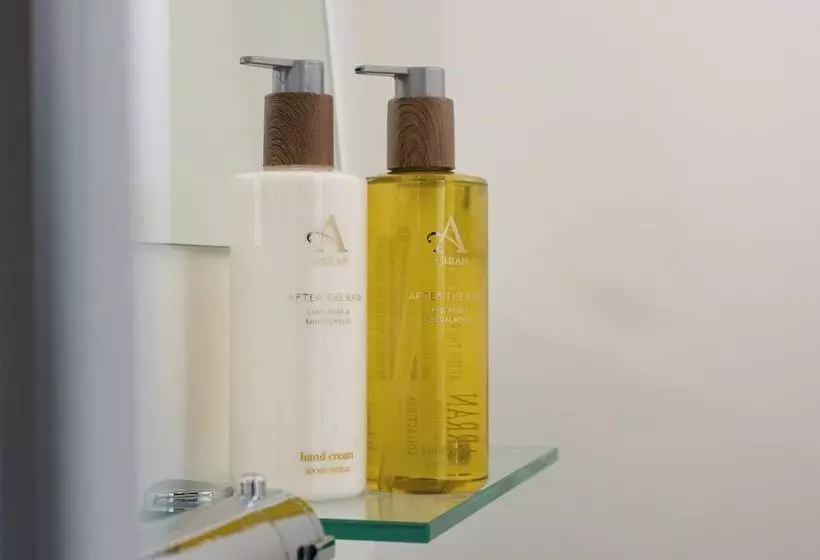 Luxurious Snug With Hottub Which Sleeps 2 In Fife