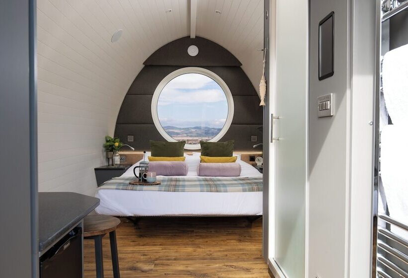 Luxurious Snug With Hottub Which Sleeps 2 In Fife