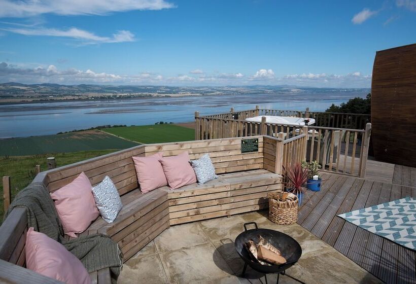 Luxurious Snug With Hottub Which Sleeps 2 In Fife