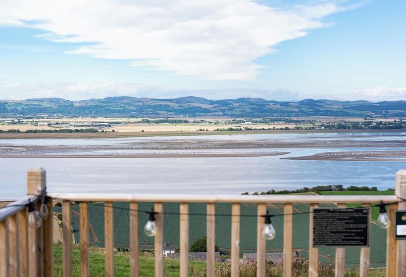 Luxurious Snug With Hottub Which Sleeps 2 In Fife