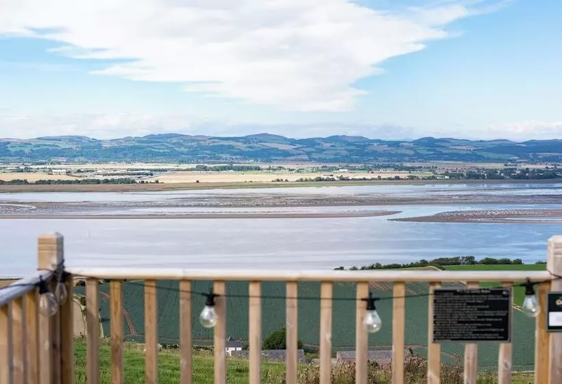 Luxurious Snug With Hottub Which Sleeps 2 In Fife