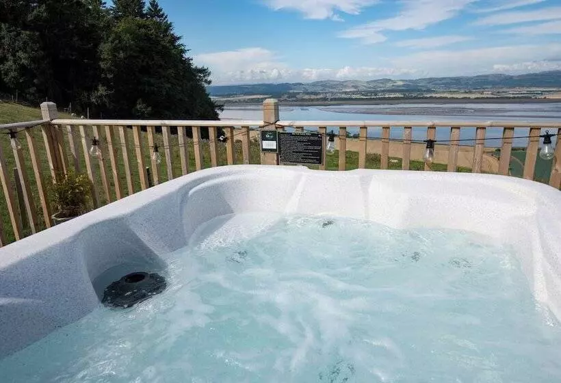 Luxurious Snug With Hottub Which Sleeps 2 In Fife