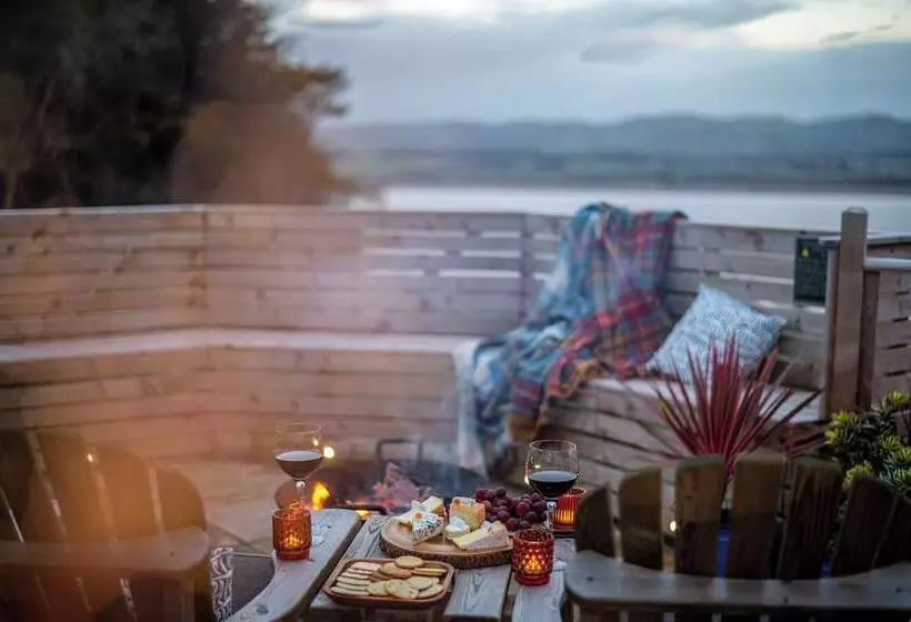 Luxurious Snug With Hottub Which Sleeps 2 In Fife