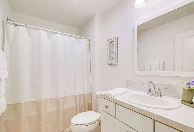 Villages Home In Gated Community W/ Pool Access!