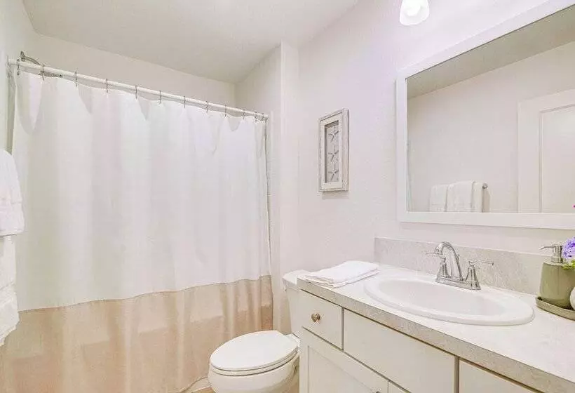 Villages Home In Gated Community W/ Pool Access!