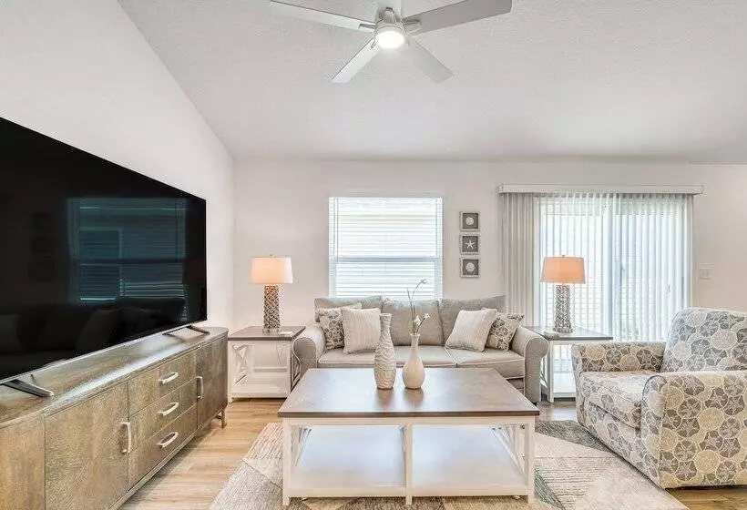 Villages Home In Gated Community W/ Pool Access!