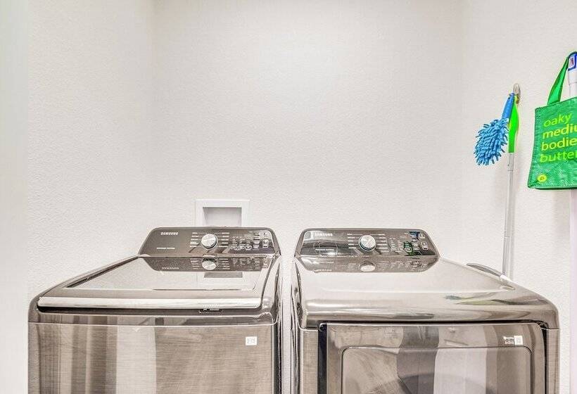 Villages Home In Gated Community W/ Pool Access!