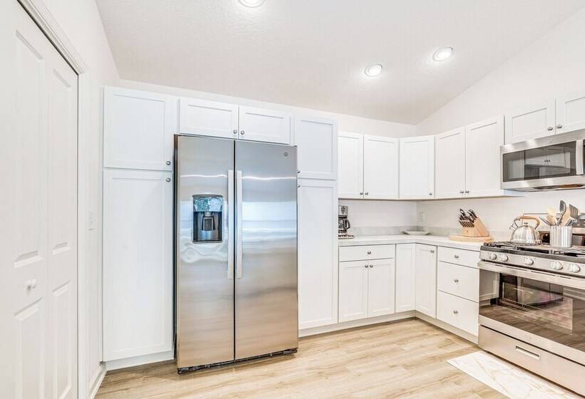 Villages Home In Gated Community W/ Pool Access!