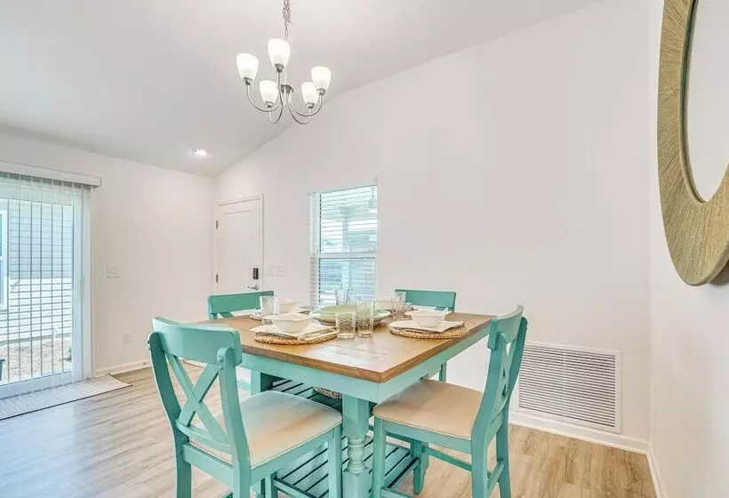 Villages Home In Gated Community W/ Pool Access!
